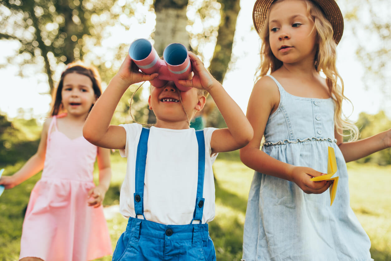 kids playing scavenger hunt